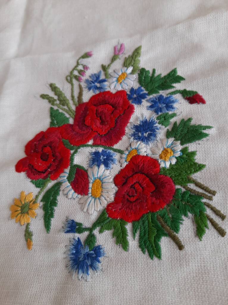 haftowane kolorowe kwiaty na białym płótnie